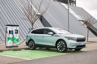 Konec nedůvěry k elektromobilům? Jejich prodej v Česku stoupl o 17 procent